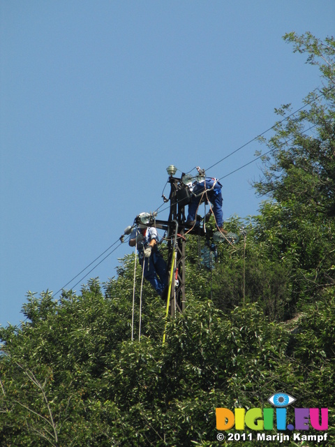 SX18946 Electricians working up high